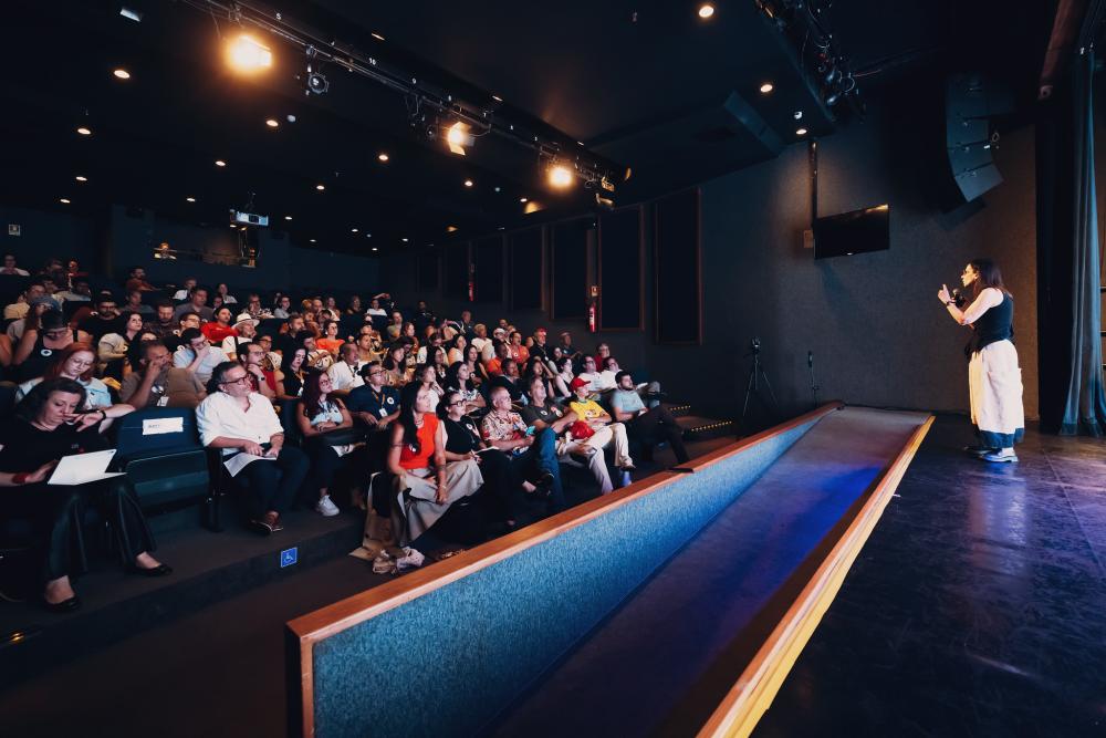 Lilia Schwarcz fala sobre a Semana de 22 para plateia que ocupou o Teatro Silvio Barbato